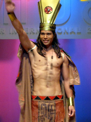 Siêu mẫu Tiến Đoàn đăng quang Nam hậu Thế giới 2008