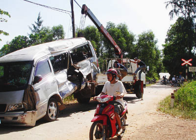 Tàu hỏa húc ôtô, 5 người bị thương nặng