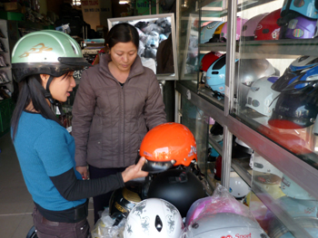 Thái Nguyên: Việc bán mũ bảo hiểm thời trang đã giảm