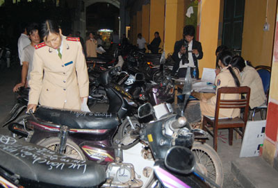 Một buổi tối, xử lý 87 trường hợp đi mô tô, xe máy không đội mũ bảo hiểm