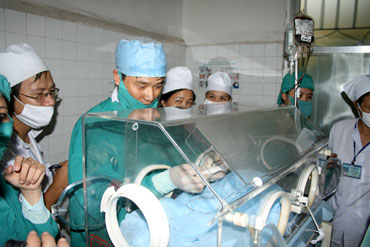 Thay máu thành công cho bệnh nhân nhi 5 ngày tuổi bị bệnh vàng da