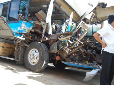 Xe khách đâm xe tải, 1 người chết, 10 người bị thương 