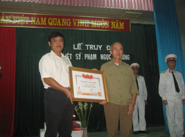 Truy điệu liệt sỹ Phạm Ngọc Chương