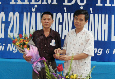 Trao giải cho khách hàng trúng thưởng tiết kiệm dự thưởng