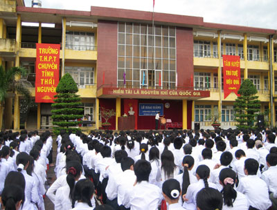 Trường THPT Chuyên Thái Nguyên khai giảng năm học mới