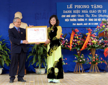 Trao tặng danh hiệu Nhà giáo ưu tú