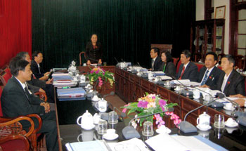 Thảo luận và thông qua các báo cáo và tờ trình