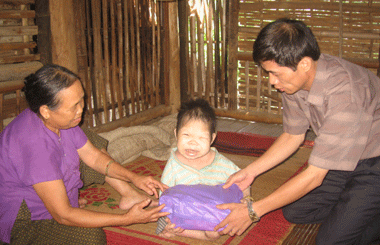 Báo Thái Nguyên: Tặng quà nạn nhân chất độc da cam