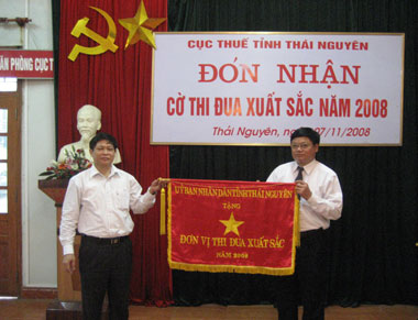 Cục Thuế đón nhận Cờ thi đua xuất sắc năm 2008 